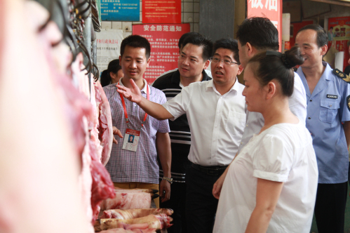 区委副书记、区长张能峰在红星大市场开展食品安全专项检查