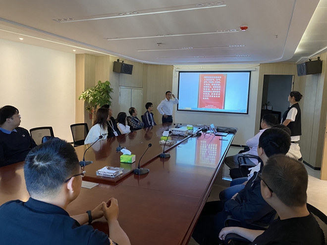 (红星商管公司组织员工学习党的二十大报告)