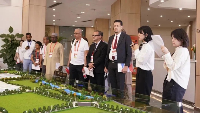 非洲国家城市代表团莅临红星考察交流01.jpg